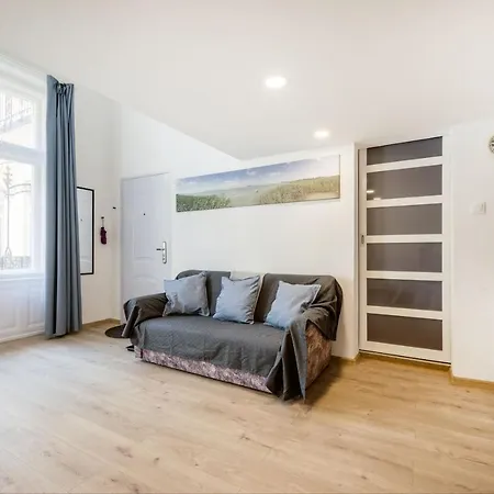 Apartment V12 *