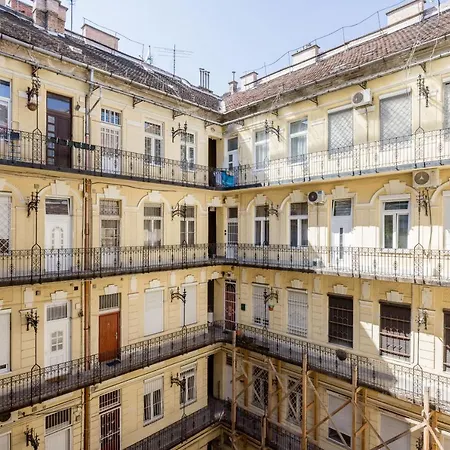 V12 * ブダペスト